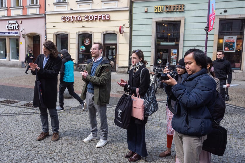 We Wrocławiu oglądać można pokonkursową wystawę prac fotograficznych, które wykonali zagraniczni studenci uczący się we Wrocławiu