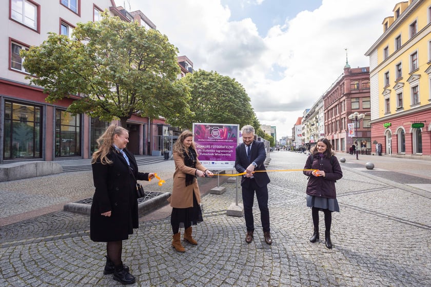 We Wrocławiu oglądać można pokonkursową wystawę prac fotograficznych, które wykonali zagraniczni studenci uczący się we Wrocławiu