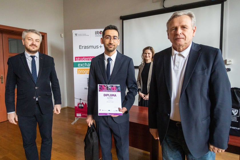 We Wrocławiu oglądać można pokonkursową wystawę prac fotograficznych, które wykonali zagraniczni studenci uczący się we Wrocławiu