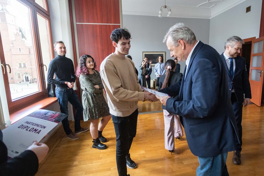 We Wrocławiu oglądać można pokonkursową wystawę prac fotograficznych, które wykonali zagraniczni studenci uczący się we Wrocławiu