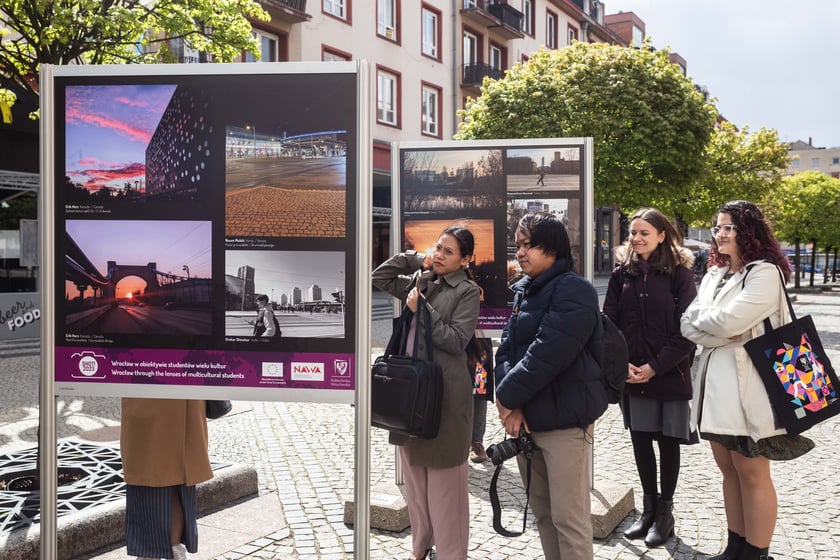 We Wrocławiu oglądać można pokonkursową wystawę prac fotograficznych, które wykonali zagraniczni studenci uczący się we Wrocławiu