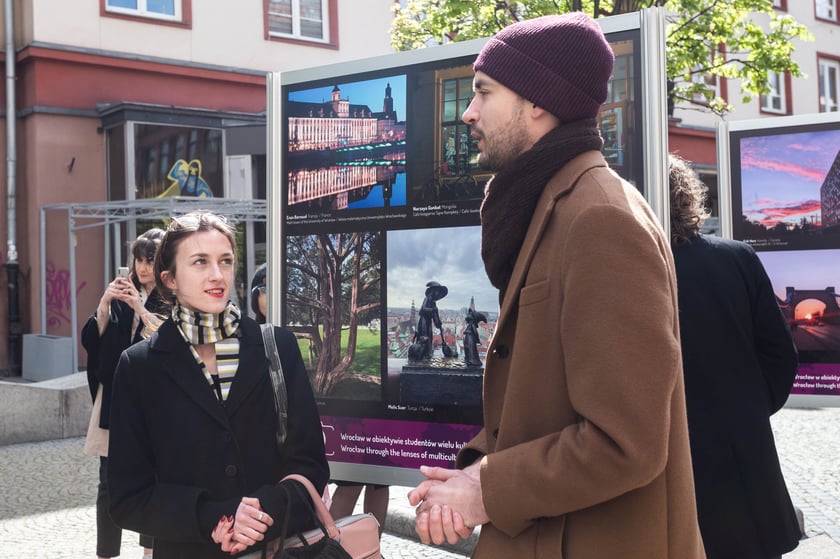 We Wrocławiu oglądać można pokonkursową wystawę prac fotograficznych, które wykonali zagraniczni studenci uczący się we Wrocławiu