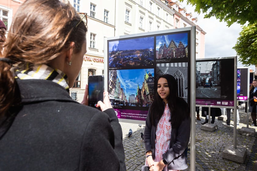 We Wrocławiu oglądać można pokonkursową wystawę prac fotograficznych, które wykonali zagraniczni studenci uczący się we Wrocławiu