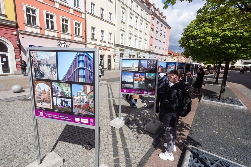 We Wrocławiu oglądać można pokonkursową wystawę prac fotograficznych, które wykonali zagraniczni studenci uczący się we Wrocławiu