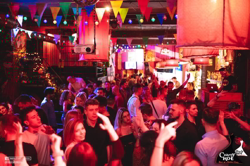 Czarny Kot, ul. Ruska 47/48a
W klubie organizowane są r&oacute;żne imprezy: karaoke, salsoteka, stand up, open mic (&bdquo;otwarty mikrofon&rdquo;), quizy. 
Czarny Kot otwarty jest codziennie od godz. 18.00. W tygodniu imprezy trwają do godz. 2.00 lub 3.00 (w zależności od eventu), a w weekendy do godz. 5.00.