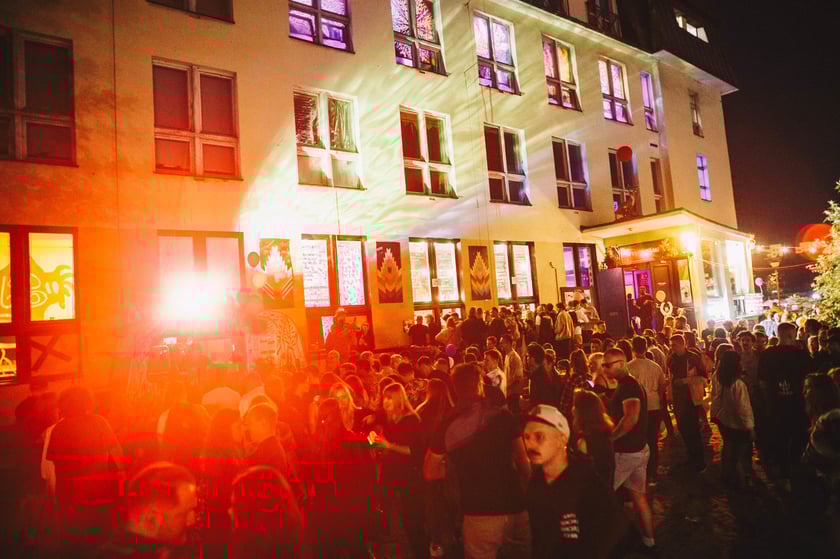 Klub Wyspa Tamka, wyspa Tamka 2
Na jednej z najmniejszych wysp Wrocławia, u wylotu ul. Szewskiej, znajduje się klub Wyspa Tamka. Odbywają się tu koncerty muzyka techno, elektronicznej, ambiance, noise rock, house.&nbsp;