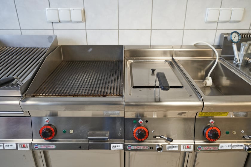 Po lewej grill wodny, dalej frytkownica&nbsp;
