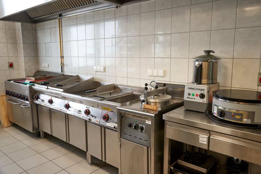 Od prawej: nalesnikarka, blixre, smażalniuk ciśnieniowy i grille: zwykly, wodny i lawowy&nbsp;