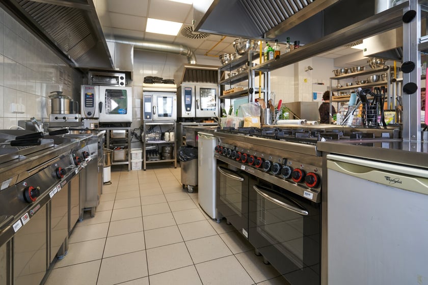 Pracownia technologii gastronomii na Uniwersytecie Przyrodniczym. Po prawej grille, na wprost piece&nbsp;konwekcyjno-parowe, a po prawej dwa stanowiska do pracy