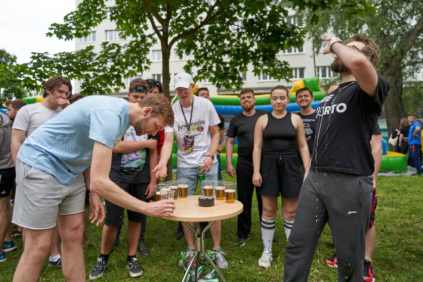 Juwenalia 2023: Spartakiada na Wittigowie. Gra w k&oacute;łko i krzyżyk dla dorosłych. Przed wybraniem pola zawodnik musiał opr&oacute;żnić na czas kufel&nbsp;&nbsp;