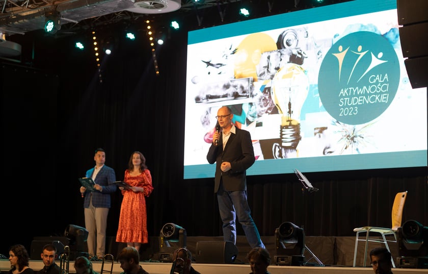 Gala Aktywności Studenckiej 2023, przy mikrofonie Tomasz Janoś, dyrektor Biura Wsp&oacute;łpracy z Uczelniami Wyższymi