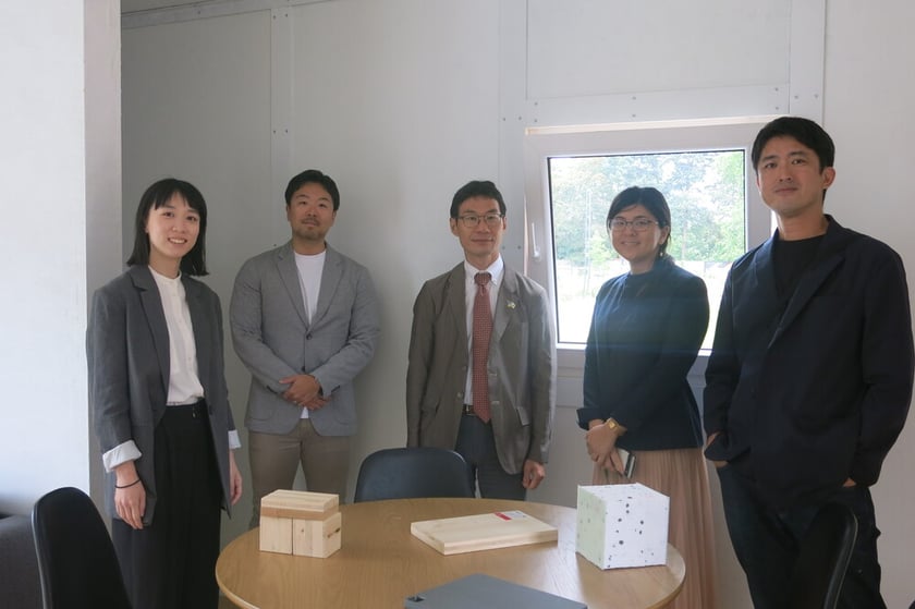 Uczestnicy projektu po stronie japońskiej, pierwszy z prawej Yasunori Harano, asystent Shigeru Bana