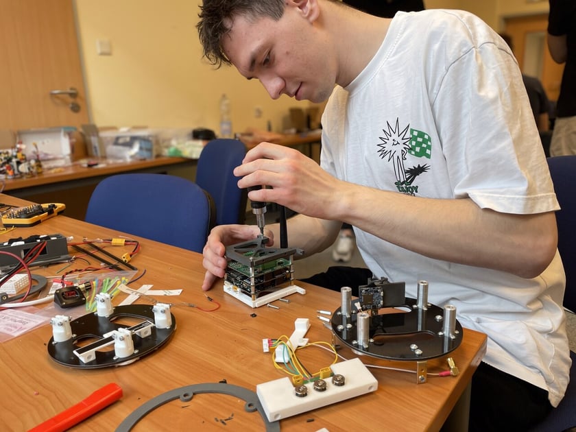 Montaż kosza elektroniki komputera pokładowego rakiety