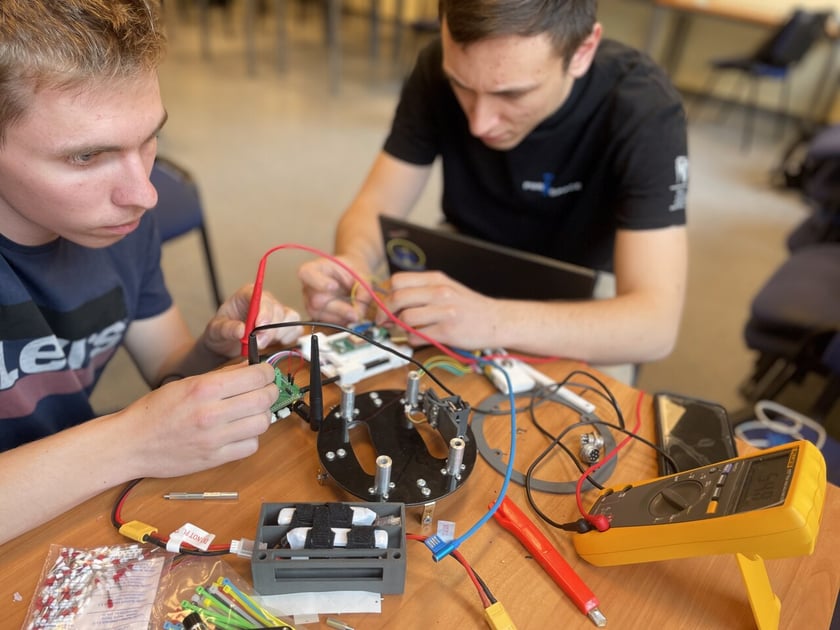 Testy elektroniki przed montażem kosza komputera pokładowego rakiety