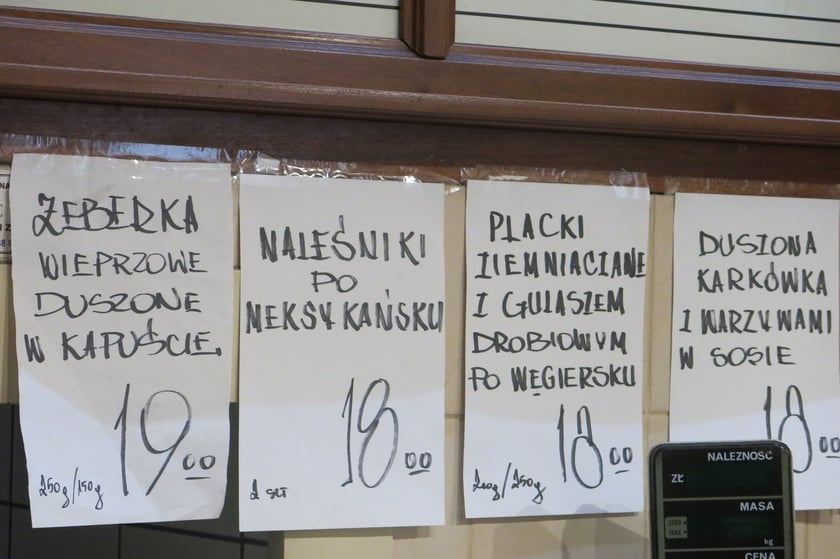 W barze Smaczek za naleśnika z jabłkiem prażonym zapłacisz 8,00 zł, żeberka wieprzowe duszone w kapuście kosztują 19,00 zł, a naleśniki po meksykańsku lub, jak kto woli, placki ziemniaczane z gulaszem drobiowym po węgiersku &ndash; 18,00 zł.&nbsp;