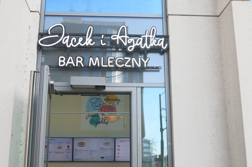 Bar Jacek i Agatka znajduje się przy ul. Wita Stwosza 28. Otwarty jest od poniedziałku do piątku w godz. 8.00&ndash;20.00, w sobotę i niedzielę w godz. 9.00&ndash;20.00.