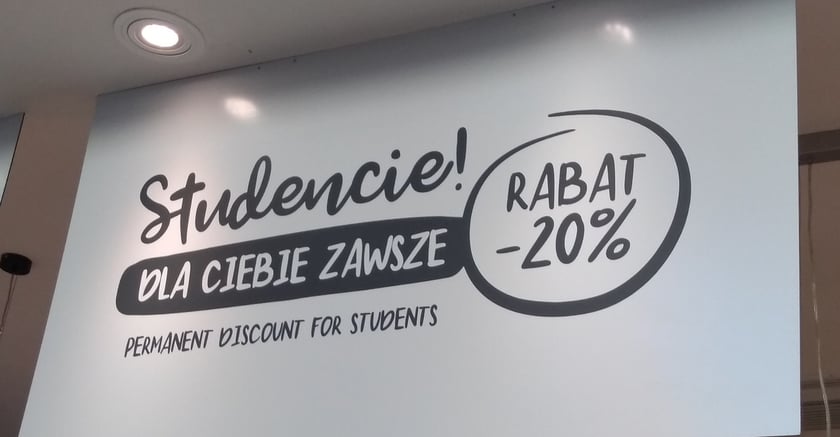 Śniadania wydawane są w godz. 9.00&ndash;11.00. Omlet kosztuje 10,80 zł, jajecznica 9,80, a trzy frankfurterki z rukolą, pomidorkami koktajlowymi i pieczywem 13,50. Są też kanapki, np.: jajeczna (4,80 zł), włoska (5,00 zł) i wiejska (4,90 zł).