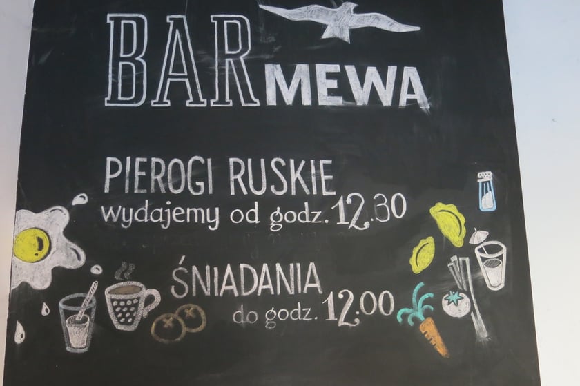 W Mewie śniadania wydawane są do godz. 12.00, od godz. 12.30 już można zamawiać pierogi.
Mewa słynie z niskich cen. Za pierogi leniwe zapłacisz 5,56 zł, należniki z brukułem i szpinakiem 4,12 zł, a za krokiety z kapustą i pieczarkami 6,48 zł. Z mięsnych dań dostaniesz tu pieczeń wieprzowa i gulasz wieprzowy (za&nbsp;11,00 zł).
W Mewie można płacić tylko got&oacute;wką.&nbsp;&nbsp;