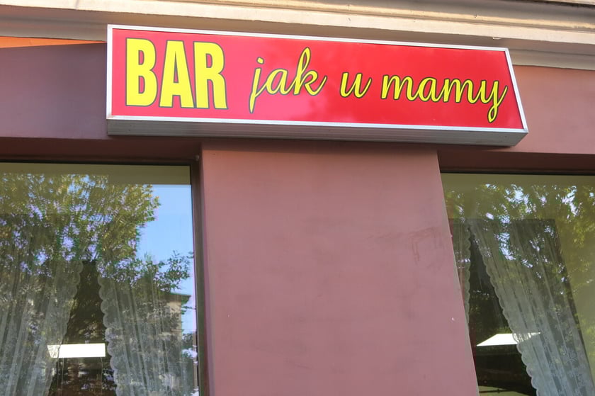 Bar Jak u Mamy znajduje się przy ul. Św. Wincentego 11. Bar otwarty jest od poniedziałku do piątku w godz. 10.00&ndash;18.00, w soboty w godz. 10.30&ndash;14.30, a w niedziele w godz. 11.00&ndash;18.00.&nbsp;