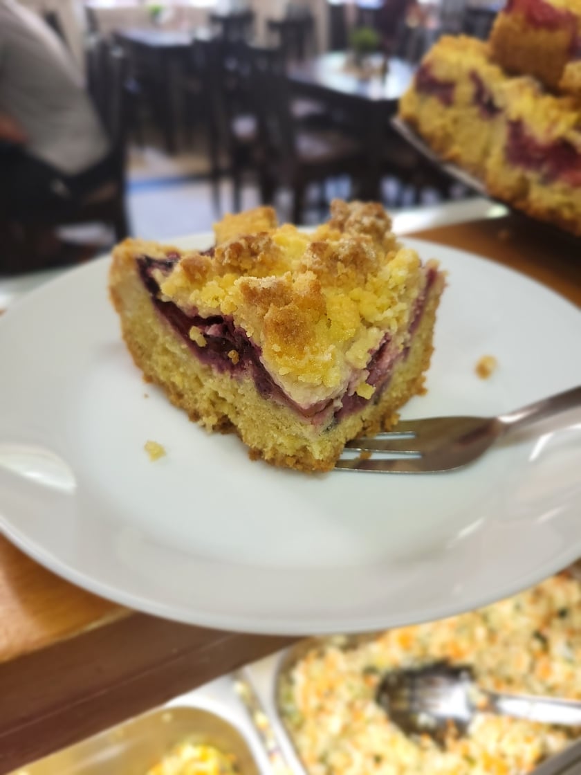 W menu Jak u Mamy są zestawy: schabowy (23,00 zł), udko z kurczaka (22,00 zł), wątr&oacute;bka drobiowa (21,00 zł) &ndash; z ziemniakami i sur&oacute;wką. 
Każde ze składowych dania można też kupić osobno (np. kotlet schabowy za 14,00 zł, a gulasz za 13,90 zł). W piątki w menu jest też ryba. 
Są też pierogi, 4 sztuki ruskich lub z kapustą i grzybami kosztują 9,00 zł, a z mięsem 10,50 zł. 
Osobną kategorią są naleśniki: z dżemem, serem, nutellą, pieczarkami lub szpinakiem. Ceny od 4,50 zł do 6,00 zł.
Można też wypić świeżo wyciskany sok (6 zł za szklankę, 9 zł za butelkę 33 ml) i ciasto.