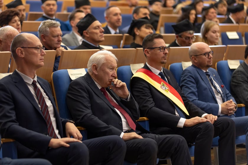 Inauguracja roku akademickiego 2023/2024 na Uniwersytecie Przyrodniczym &ndash; Tomasz Janoś, dyrektor biura wsp&oacute;łpracy z uczelniami wyższymi urzędu miejskiego Wrocławia; Włodzimierz Patalas, sekretarz Wrocławia;&nbsp;Sergiusz Kmiecik, przewodniczący Rady Miejskiej Wrocławia
&nbsp;