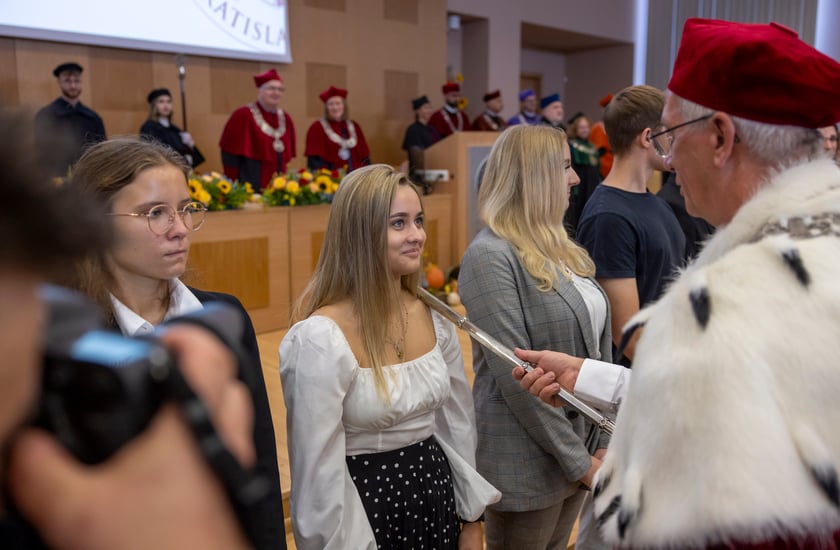 Inauguracja roku akademickiego 2023/2024 na Uniwersytecie Przyrodniczym - pasowanie nowych student&oacute;w