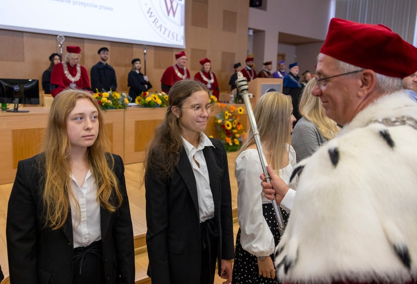 Inauguracja roku akademickiego 2023/2024 na Uniwersytecie Przyrodniczym - pasowanie nowych student&oacute;w