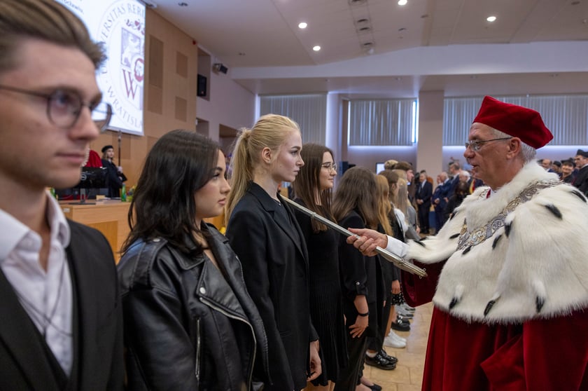 Inauguracja roku akademickiego 2023/2024 na Uniwersytecie Przyrodniczym - pasowanie nowych student&oacute;w