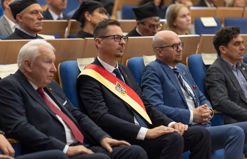 Inauguracja roku akademickiego 2023/2024 na Uniwersytecie Przyrodniczym &ndash;&nbsp;Włodzimierz Patalas, sekretarz Wrocławia;&nbsp;Sergiusz Kmiecik, przewodniczący Rady Miejskiej Wrocławia;&nbsp;Jakub Mazur, wiceprezydent Wrocławia;&nbsp;Krzysztof Maj, członek zarządu wojew&oacute;dztwa dolnośląskiego