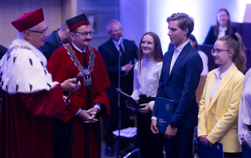 Rozpoczęcie roku akademickiego 2023/2024 na Uniwersytecie Ekonomicznym - pasowanie nowych student&oacute;w