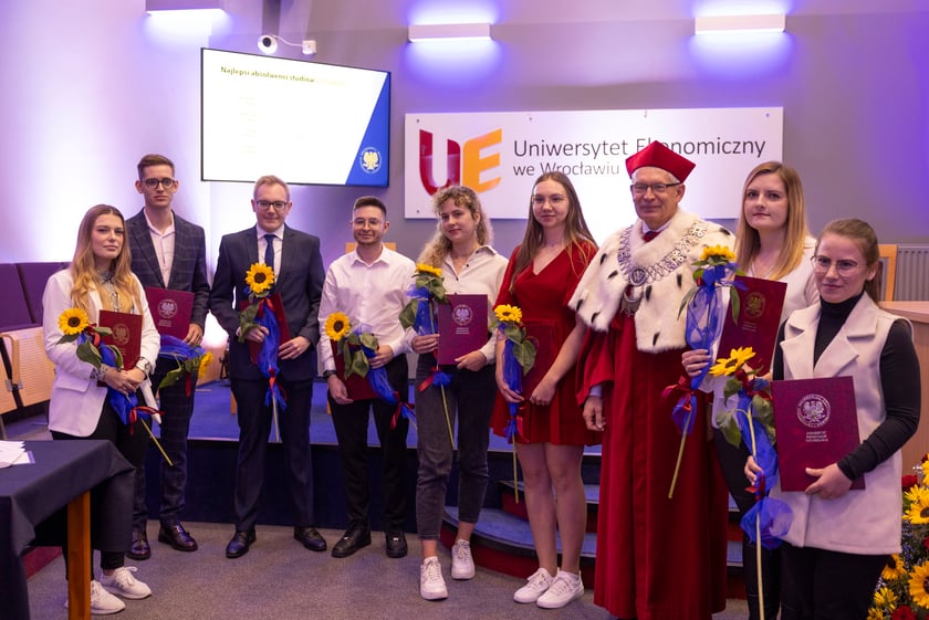 Rozpoczęcie roku akademickiego 2023/2024 na Uniwersytecie Ekonomicznym - najlepsi absolwenci