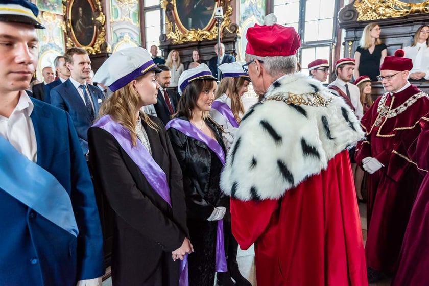 Inauguracja roku akademickiego na Uniwersytecie Medycznym im. Piast&oacute;w Śląskich we Wrocławiu - pasowanie nowych student&oacute;w