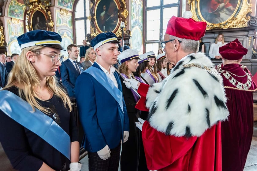 Inauguracja roku akademickiego na Uniwersytecie Medycznym im. Piast&oacute;w Śląskich we Wrocławiu - pasowanie nowych student&oacute;w