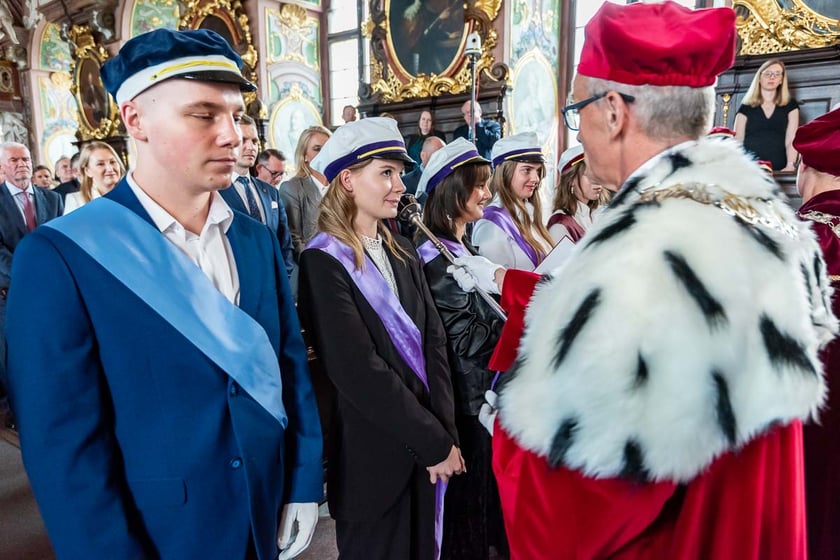 Inauguracja roku akademickiego na Uniwersytecie Medycznym im. Piast&oacute;w Śląskich we Wrocławiu - pasowanie nowych student&oacute;w