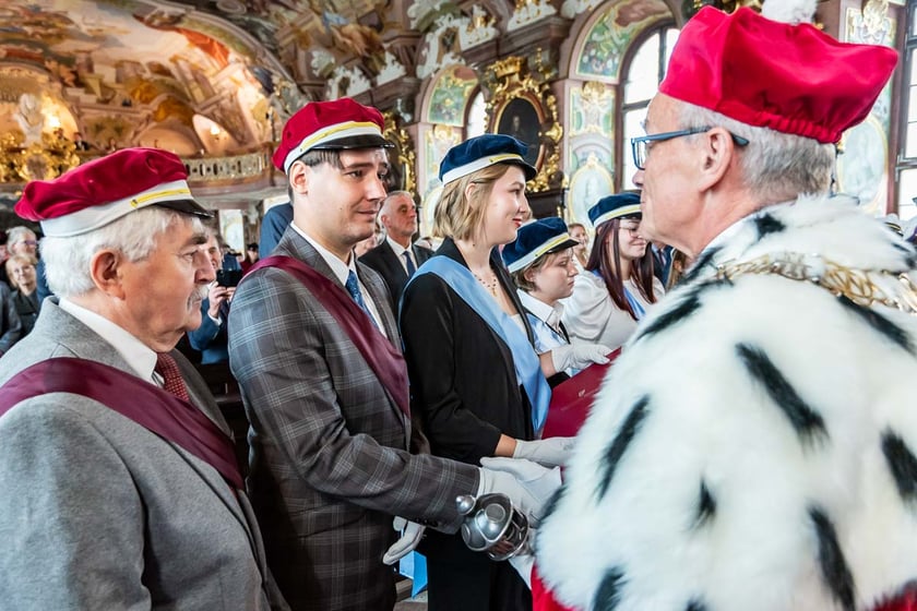Inauguracja roku akademickiego na Uniwersytecie Medycznym im. Piast&oacute;w Śląskich we Wrocławiu - pasowanie nowych student&oacute;w