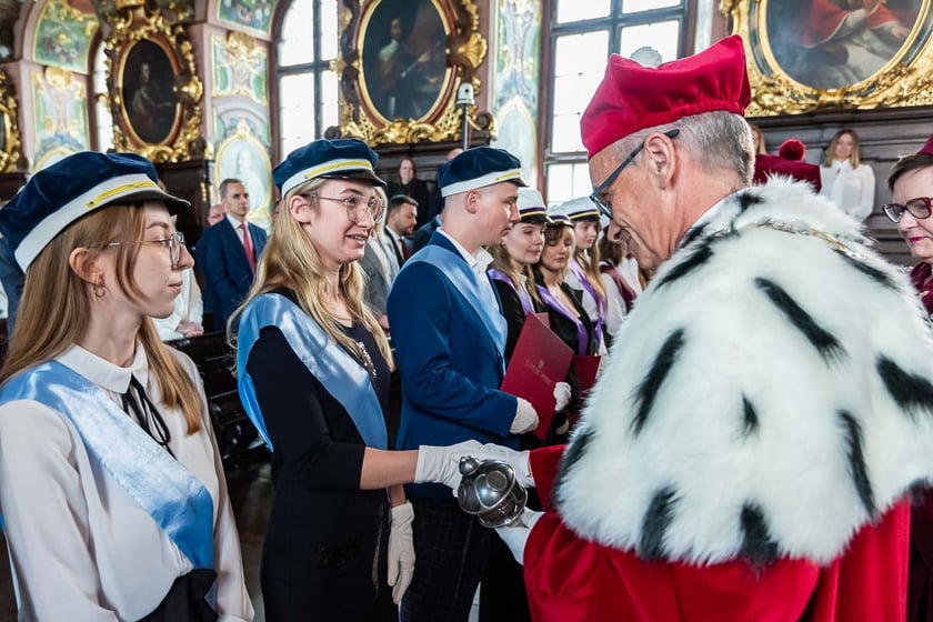 Inauguracja roku akademickiego na Uniwersytecie Medycznym im. Piast&oacute;w Śląskich we Wrocławiu - pasowanie nowych student&oacute;w