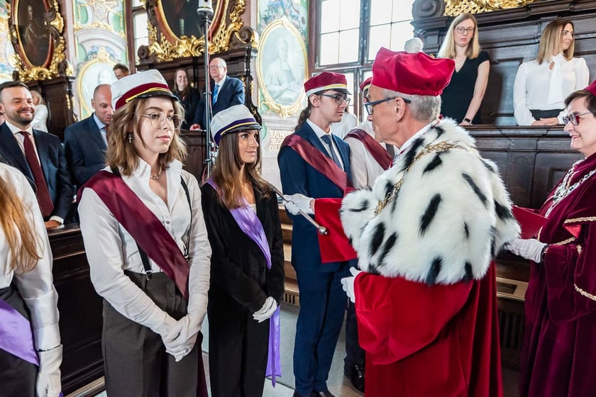 Inauguracja roku akademickiego na Uniwersytecie Medycznym im. Piast&oacute;w Śląskich we Wrocławiu - pasowanie nowych student&oacute;w