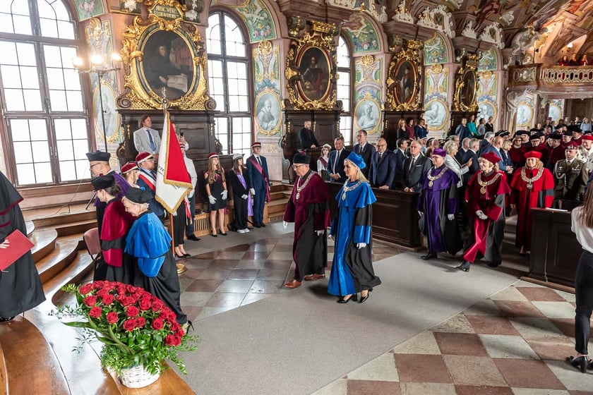 Inauguracja roku akademickiego na Uniwersytecie Medycznym im. Piast&oacute;w Śląskich we Wrocławiu - wniesienie sztandaru&nbsp;