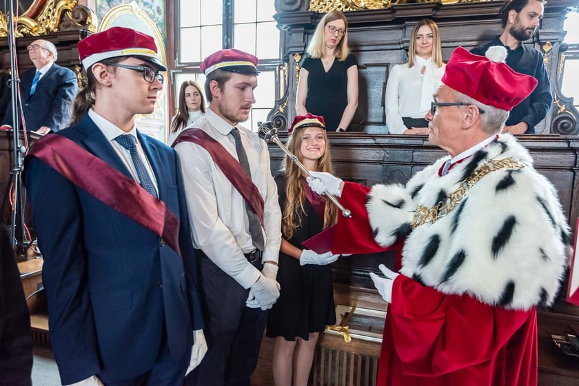 Inauguracja roku akademickiego na Uniwersytecie Medycznym im. Piast&oacute;w Śląskich we Wrocławiu - pasowanie nowych student&oacute;w