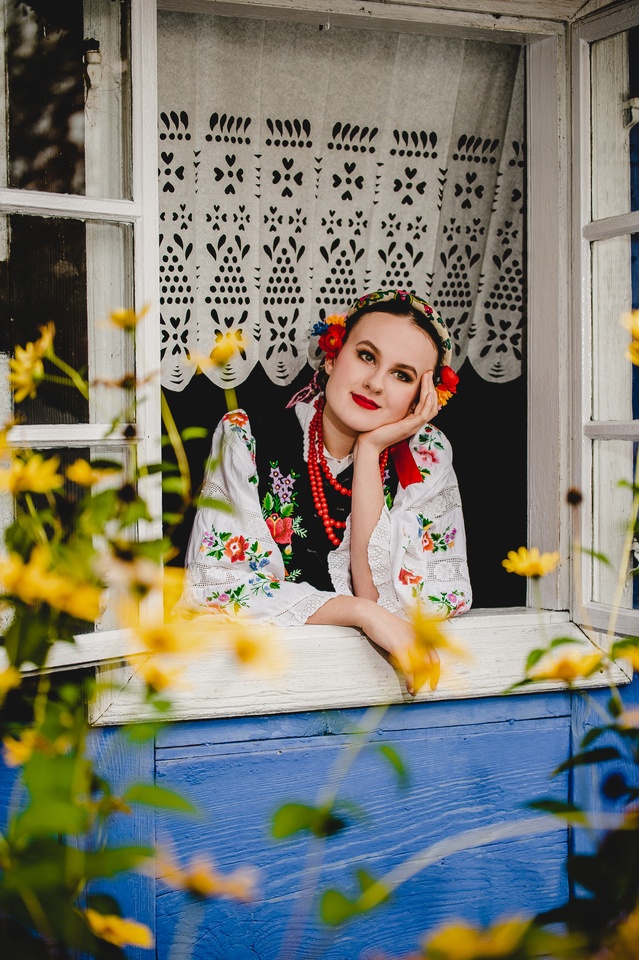 Zdjęcia członk&oacute;w Studenckiego Zespołu Pieśni i Tańca "Kalina" do kalendarza na 2023 rok