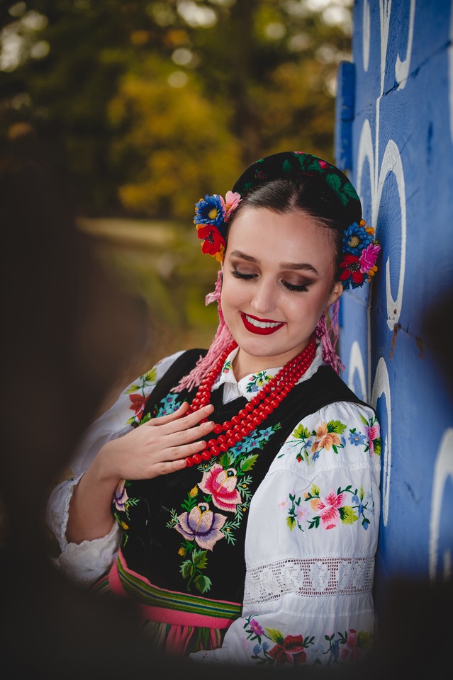 Zdjęcia członk&oacute;w Studenckiego Zespołu Pieśni i Tańca "Kalina" do kalendarza na 2023 rok