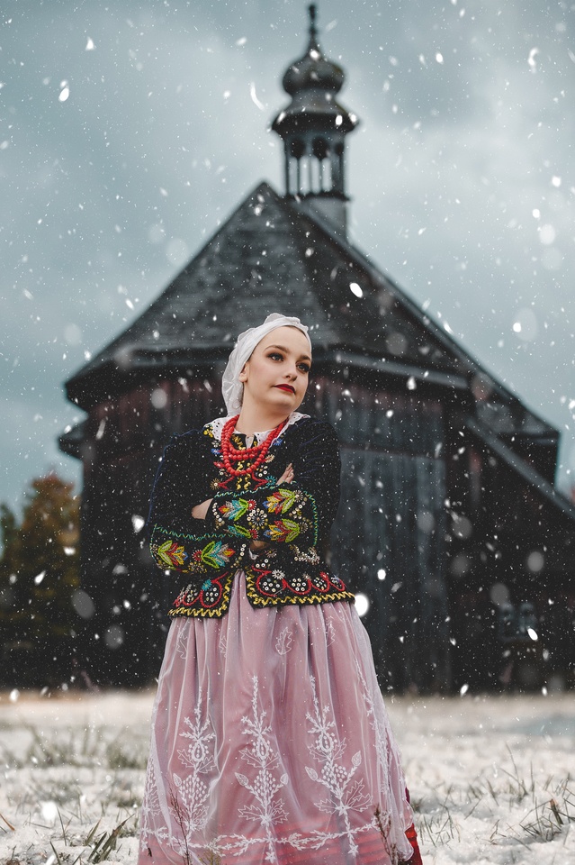 Powiększ obraz: <p>Zdjęcia członków Studenckiego Zespołu Pieśni i Tańca "Kalina" do kalendarza na 2023 rok</p>