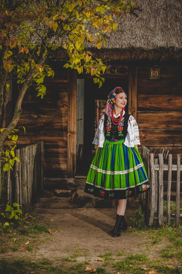 Zdjęcia członk&oacute;w Studenckiego Zespołu Pieśni i Tańca "Kalina" do kalendarza na 2023 rok