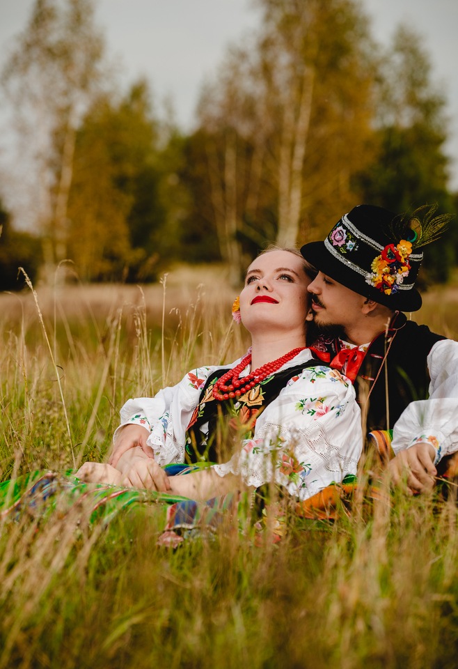 Zdjęcia członk&oacute;w Studenckiego Zespołu Pieśni i Tańca "Kalina" do kalendarza na 2023 rok