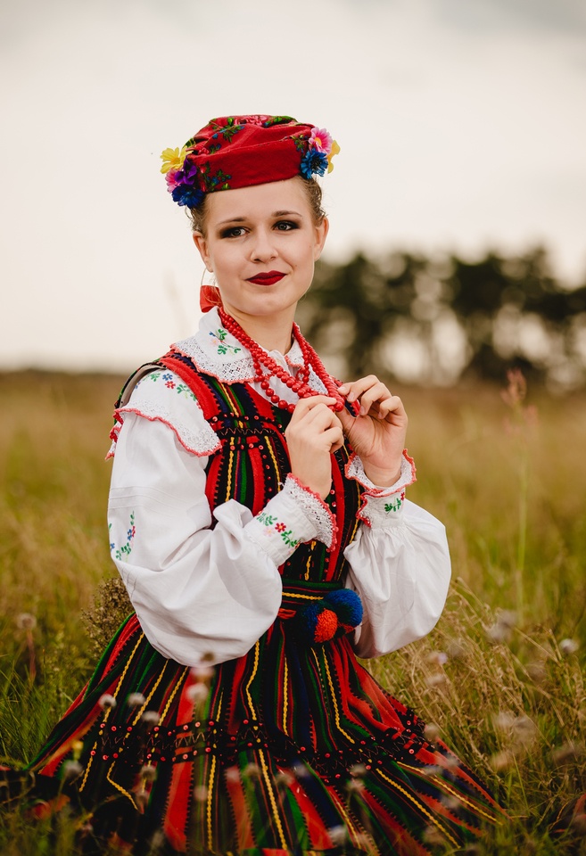 Zdjęcia członk&oacute;w Studenckiego Zespołu Pieśni i Tańca "Kalina" do kalendarza na 2023 rok