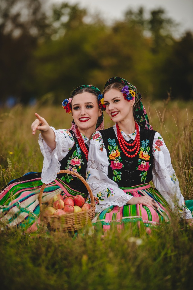 Zdjęcia członk&oacute;w Studenckiego Zespołu Pieśni i Tańca "Kalina" do kalendarza na 2023 rok