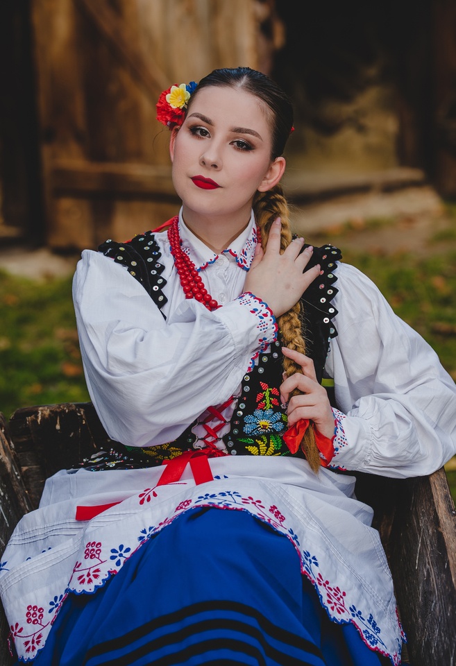 Zdjęcia członk&oacute;w Studenckiego Zespołu Pieśni i Tańca "Kalina" do kalendarza na 2023 rok