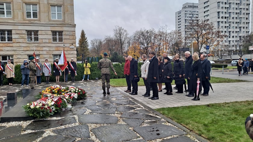 Uroczystość pod pomnikiem Pomordowanych Profesorów Lwowskich z okazji Święta Wrocławskiej Nauki