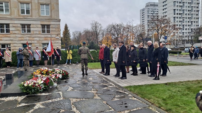 Uroczystość pod pomnikiem Pomordowanych Profesorów Lwowskich z okazji Święta Wrocławskiej Nauki