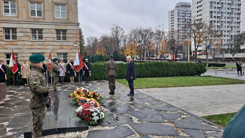 Uroczystość pod pomnikiem Pomordowanych Profesorów Lwowskich z okazji Święta Wrocławskiej Nauki